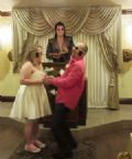''Elvis de Las Vegas'' diz j ter celebrado quase 100 mil casamentos 'Elvis' faz as vezes de sacerdote; noivos j vm dispostos a se divertir (Foto: Flvia Mantovani/G1)