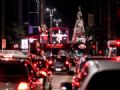  Palco da Av. Paulista recebe Papai Noel e caixas de presentes iluminadas Motoristas reduzem velocidade ao passar pelo palco na Avenida Paulista, em So Paulo (Foto: Marcelo Brandt/G1)