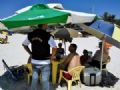 Consumao e aluguel de guarda-sol chegam a R$ 70 em praia: ''Proibido'' Agentes do Procon tm alertado banhistas  (Foto: Alexandre Cardoso / Divulgao Procon)