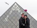  Febre entre turistas, ''pau de selfie'' ganha adeptos e crticos pelo mundo Casal tira foto com o 'pau de selfie' em frente ao museu do Louvre, em Paris (Foto: Remy de la Mauviniere/AP)