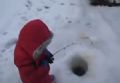 Menino de 2 anos vira hit ao fisgar peixe em lago congelado nos EUA Menino de dois anos foi filmado fisgando seu 1 peixe em lago congelado (Foto: Reproduo/LiveLeak/Your Daily Video)