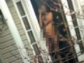  Morador choca vizinhos ao andar pelado em sua casa nos EUA Morador chocou vizinhos ao andar pelado em sua casa em Charlotte (Foto: Reproduo/Twitter)