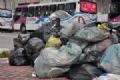 Manifestantes fecham com lixo rua em Diadema Primeiro protesto ocorreu na quarta-feira, no Bairro Casa Grande, onde o lixo se espalhava por canteiros e vias pblicas. Foto: Edu Guimares