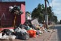 Em Mau, lixo  depositado em reas perto de escolas e unidades de sade Lixo acumula na rua Ari Barroso, no Jardim Rosina. Foto: Edu Guimares.