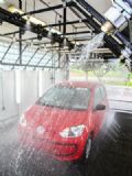 Contra crise hdrica, empresas captam chuva e at reciclam esgoto Teste para checar vedao na fbrica da Volkswagen em Taubat; gua utilizada no teste  reaproveitada (Foto: Volkswagen)