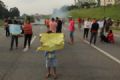 Sem gua, moradores protestam contra Sabesp e fecham Imigrantes Servio precrio da Sabesp prejudica moradores desde dezembro passado. Foto: Rodrigo Pinto