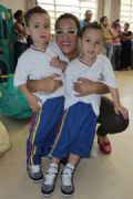 Escolas do Jardim Zara recebem kits completos de uniformes Vanessa Pinheiro, me dos gmeos Artur e Miguel, de trs anos, alunos da Escola Municipal Nathrcia Perrella. Crdito: Gil Sobrinho 