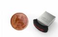  SanDisk lana pendrive de 128 GB do tamanho de moeda de R$ 0,01 Pendrive da SanDisk de 128 GB tem o tamanho de uma moeda de um centavo. (Foto: Divulgao/SanDisk)
