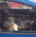  Deixado sozinho em carro, co  filmado buzinando Co buzinou por 15 minutos enquanto aguardava dono (Foto: Reproduo/YouTube/Fresh Video)