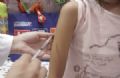  Vacina de dengue em teste  mais eficaz a partir de 9 anos de idade Criana recebe vacina contra dengue da Sanofi em estudo clnico de fase 2 nas Filipinas, em junho de 2014 (Foto: Sanofi Pasteur/Gabriel Pagcaliwagan/Divulgao)