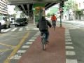 Obstculos da ciclovia do Minhoco levam ciclistas e pedestres a conflito Ciclista na ciclovia sob o Minhoco na tera (04/08), antes da inaugurao (Foto: Reproduo/SPTV)