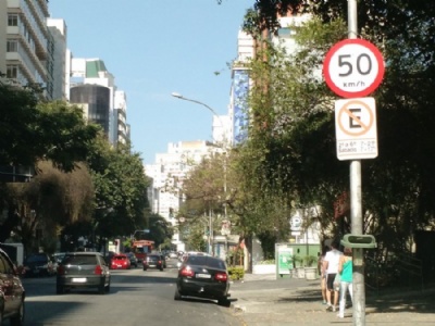  Avenidas Anglica e Pacaembu passam a ter limite de 50 km/h Placas indicam novo limite de velocidade na Avenida Anglica (Foto: Paulo Guilherme/G1)