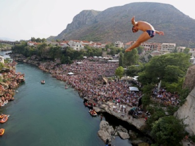  Mergulhadores fazem acrobacias ao saltar de ponte na Bsnia Mergulhadores saltam da Old Bridge em concurso na cidade de Mostar, Bsnia, neste sbado (15) (Foto: Reuters/Dado Ruvic)