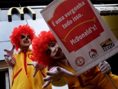 McDonald's  questionado sobre prticas trabalhistas abusivas no pas Homens vestidos de Ronald McDonald protestam em frente  lanchonete da Avenida Paulista (Foto: Reuters)