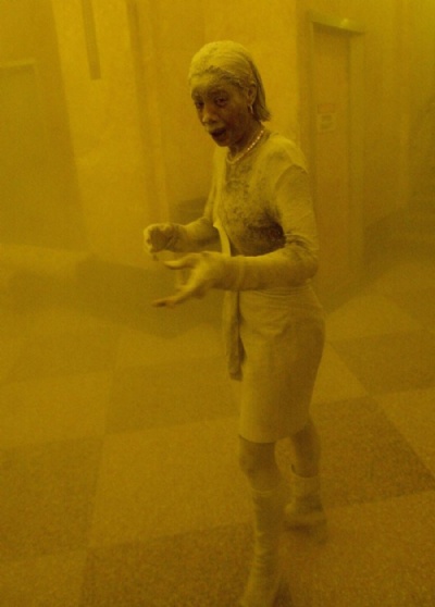  Mulher coberta de poeira em foto do 11 de Setembro morre de cncer Foto tirada logo aps os atentados de 11 de setembro de 2001 em Nova York mostra Marcy Borders coberta de poeira; a imagem  uma das mais famosas do ataque ao World Trade Center (Foto: Stan Honda/AFP)