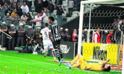 Peixe derruba o Corinthians na Arena Foto: Ricardo Trida/DGABC