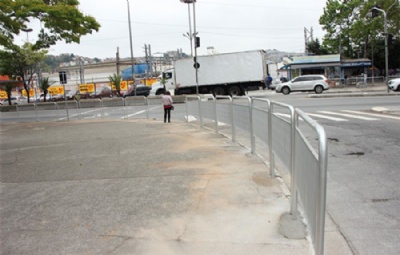 Aumenta a segurana de pedestres na travessia na Av. Joo Ramalho Grades guarda-corpo impedem a travessia de pedestres em local inapropriado. Crdito: Bruno Prado