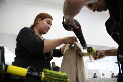 Mau inscreve em cursos de qualificao profissional Esttica de cabelo  um dos cursos oferecidos pelo programa. Foto de Andris Bovo