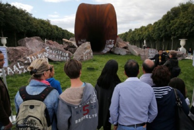 Escultura que lembra vagina  alvo de vandalismo pela 2 vez na Frana Escultura que lembra vagina  alvo de vandalismo pela 2 vez na Frana (Foto: Christophe Ena/AP)