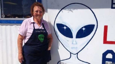  A ''estrada dos extraterrestres'' que leva  misteriosa rea 51 nos EUA Priscilla Travis comprou o Little A'Le'Inn com seu marido h 27 anos (Foto: BBC)