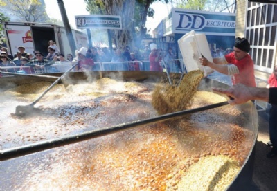  Cozinheiros uruguaios batem recorde com sopa de lentilhas de 2,3 mil quilos Cozinheiros uruguaios bateram recorde com sopa de lentilhas de 2,3 mil quilos (Foto: Miguel Rojo/AFP)