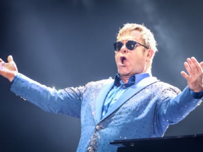 Elton John volta ao Rock in Rio mais  vontade em noite de veteranos Elton John interage com o pblico durante sua apresentao no Palco Mundo, no Rock in Rio 2015 (Foto: Fabio Tito/G1)