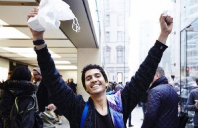  Brasileiro  o 1 do mundo a comprar novo iPhone 6s Plus: ''zerei a vida'' O estudante brasileiro Vitor Epiphanio, de 18 anos, foi o primeiro do mundo a comprar o iPhone 6s Plus. (Foto: Divulgao/Twitter/Tim Cook)