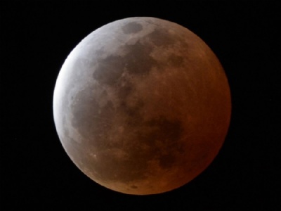 Superlua e eclipse total ocorrem ao mesmo tempo na noite deste domingo Eclipse lunar total, fenmeno conhecido como 'Lua de sangue',  observado na cidade de Urasoe, em Okinawa, no Japo, em abril (Foto: AP Photo/Kyodo News)