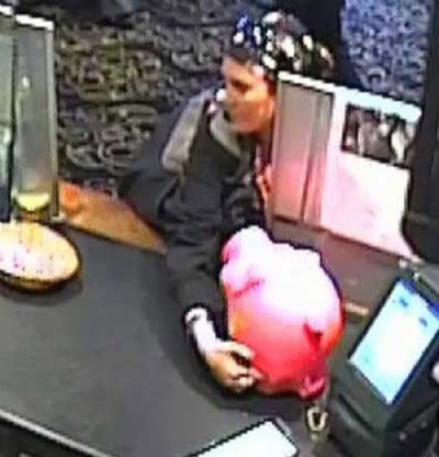 Mulher  flagrada roubando cofre de porquinho rosa na Austrlia Mulher foi flagrada roubando cofre de porquinho rosa na Austrlia (Foto: Reproduo/Victoria Police)