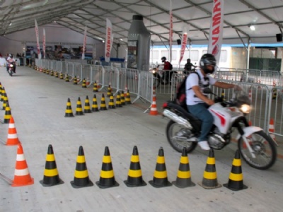  Salo Duas Rodas abre ao pblico  espera de 260 mil pessoas em SP Visitantes podem rodar com as motos (Foto: Rafael Miotto/ G1)