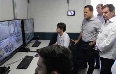Donisete Braga conhece sistema de videomonitoramento da Suzantur Sistema aumenta segurana dos passageiros Crdito: Rodrigo Zerneri