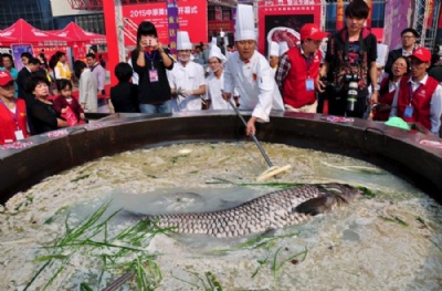 Chineses usam peixe enorme para preparar sopa de 3 toneladas Chineses usaram um peixe enorme para preparar uma sopa (Foto: Reuters)