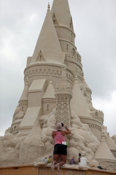  Miami bate Rio de Janeiro e ergue o maior castelo de areia de mundo Equipe do escultor Morgan Rudluff trabalha na construo do maior castelo de areia do mundo (Foto: Joe Raedle / Getty Images / AFP Photo )