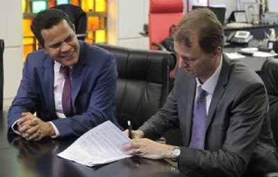 Mau celebra convnio com o Banco do Brasil Termo de cooperao foi assinado na quarta-feira (28) no Pao Municipal. Crdito: Rodrigo Zerneri/PMM