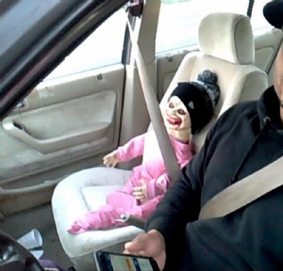 Motorista  multado ao usar boneca assustadora para enganar polcia Motorista foi multado em US$ 136 aps usar boneca assustadora para enganar polcia (Foto: Guy Gill/Washington State Patrol/AP)