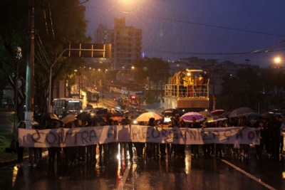 Mesmo com chuva, alunos protestam contra fim de curso noturno Com guarda-chuvas, estudantes saram em caminhada para protestar contra 'reestruturao' da educao estadual. Foto: Rodrigo Pinto