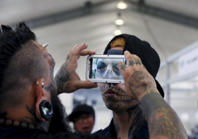  Com olhos tatuados, chileno vira atrao em feira de tatuagem Emilio Gonzalez fotografa o chileno Eduardo Henriquez em feira em Valparaiso (Foto: Rodrigo Garrido/Reuters)