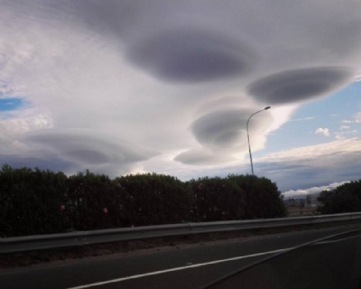 Nuvens em forma de disco voador chamam a ateno na frica do Sul Nuvens lenticulares malucas e incrveis sobre a Cidade do Cabo esta noite, disse usurio do Instagram ao divulgar esta foto (Foto: Reproduo/Instagram/beanibop)