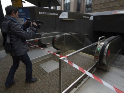  Circulao de metr em Bruxelas  cancelada por risco de atentados Uma pessoa filma uma entrada fechada da estao Shuman Railways, em Bruxelas, neste sbado (21). Todas as estaes de metr em Bruxelas ficaro fechadas hoje (Foto: AFP PHOTO/JOHN THYS)