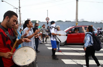 Contra reorganizao, alunos fecham avenida dos Estados Alunos fecharam a avenida dos Estados, no sentido Mau, contra a reorganizao escolar promovida por Alckmin. Foto: Amanda Perobelli