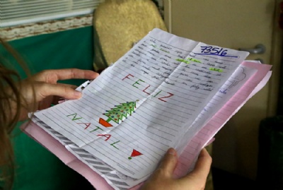Correios querem entregar 2 mil cartas ao Papai Noel Cartinhas dos Correios podem ser adotadas at o dia 18 de dezembro. Foto: Andris Bovo