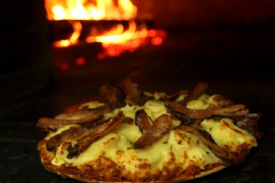 Recheio de sobra nas pizzas de Mau A bela pizza 'Baronesa'  uma das mais pedidas pelos clientes da Fornalenha. Foto: Rodrigo Pinto