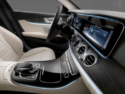 Interior do novo Classe E ter painel digital e 'touch' no volante Iluminao em LED tem 64 opes de cores (Foto: Divulgao)