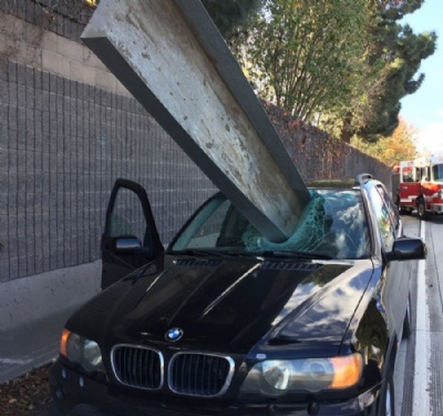 Motorista escapa ileso aps viga de ferro atravessar para-brisa de BMW Motorista escapou ileso aps uma viga de ferro atravessar para-brisa de BMW (Foto: San Jose Fire Department/AP)