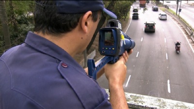 Radares pistola multam mais de 56 mil motociclistas nas marginais de SP Foto: g1.globo.com