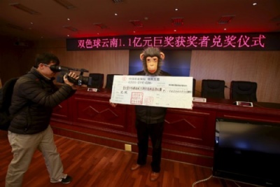 Ganhador de loteria usa mscara ao receber prmio milionrio na China Ganhador de loteria usou mscara ao receber prmio milionrio na China (Foto: Reuters)