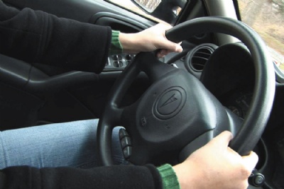 Maus hbitos ao volante trazem riscos a motoristas Girar o volante com o veculo parado pode danificar a caixa de direo e ainda prejudicar a suspenso. Foto: Divulgao