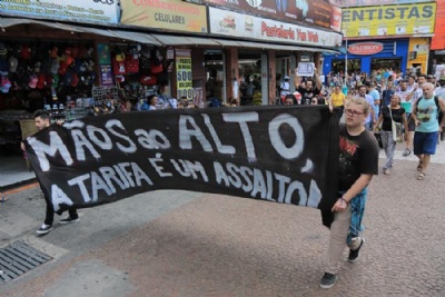 Manifestantes protestam em Mau contra aumento da tarifa Dia da primeira manifestao coincidiu com a aplicao do aumento da tarifa de transporte para R$ 3,80; trlebus subiram para R$ 4. Foto: Andrea Iseki