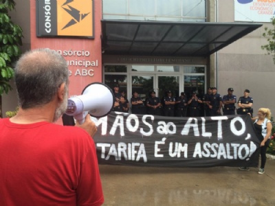 Contra aumento da tarifa, manifestantes buscam falar com prefeitos do ABCD Por causa de protesto, GCMs fazem segurança do Consórcio e controle de quem entra e sai do local. Foto: Andrea Iseki Contra aumento da tarifa, manifestantes buscam falar com prefeitos do ABCD Por causa de protesto, GCMs fazem segurança do Consórcio e controle de quem entra e sai do local. Foto: Andrea Iseki