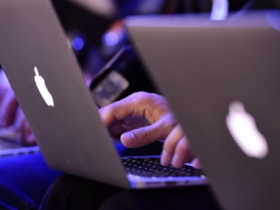 Vendas de PCs no mundo tm maior queda da histria, aponta consultoria Mac, da Apple; empresa foi a nica entre as maiores fabricantes que teve aumento nas vendas de computadores em 2015. (Foto: Robyn Beck/France Presse)